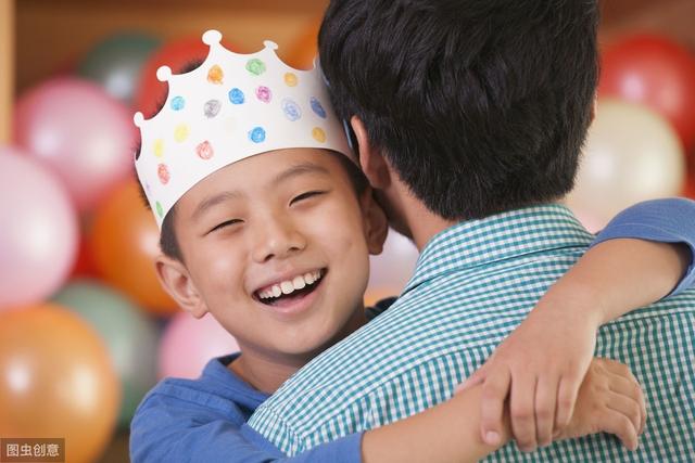 春风|太扎心！爸爸出差回来只问作业，儿子却说“我做梦都在想你！”