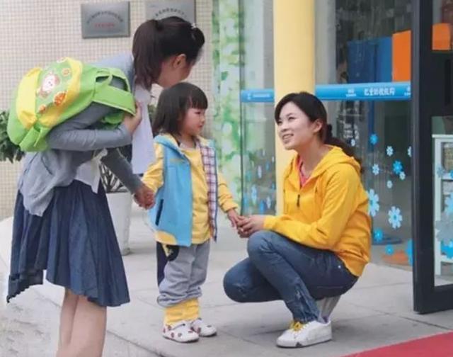 『你的育儿经』“假装抱到妈妈”，幼儿园亲子活动引争议，女孩父母没来太可怜