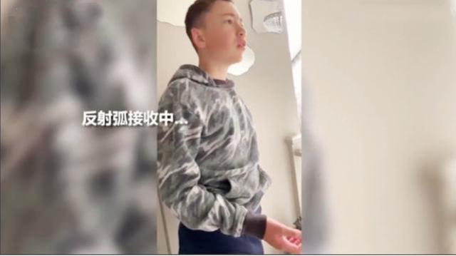 [天使宝贝]爸爸“整蛊”刚睡醒的儿子，骗他已睡过周末今天是周一，儿子愣住