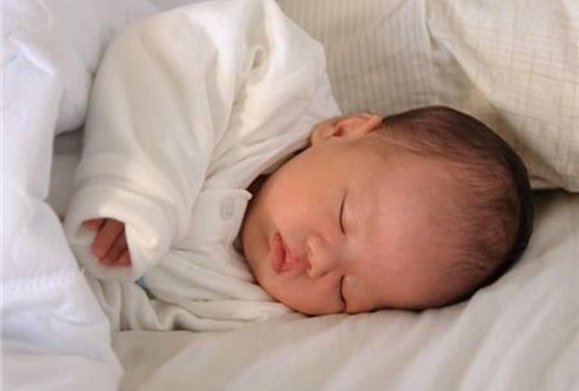 「超级宝妈」母乳喂养操作方法之两侧如何换着吃,这四种痛点,换法各不相同