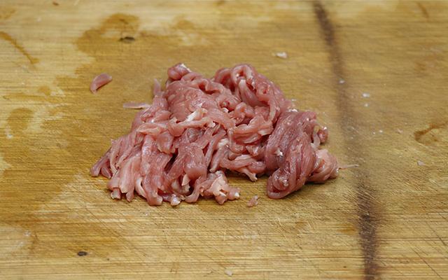 鱼香肉丝怎么做，教你最传统的做法，肉丝滑嫩不粘锅，下酒又下饭