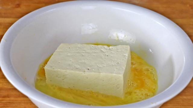 豆腐我家从不红烧，简单一压一搅，出锅太香了，上桌连汤汁都不剩