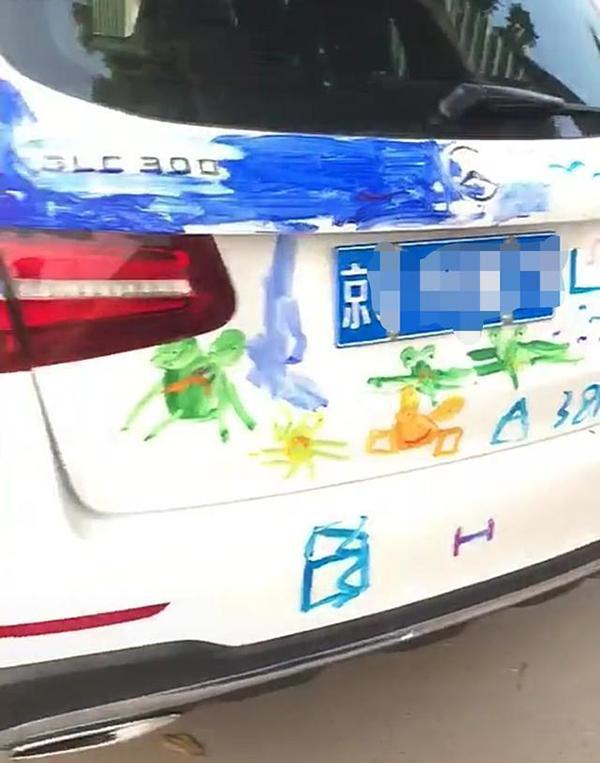 【超级宝妈】奔驰车被“熊孩子”乱涂乱画,车主出乎意料很平静:一辈子都不擦