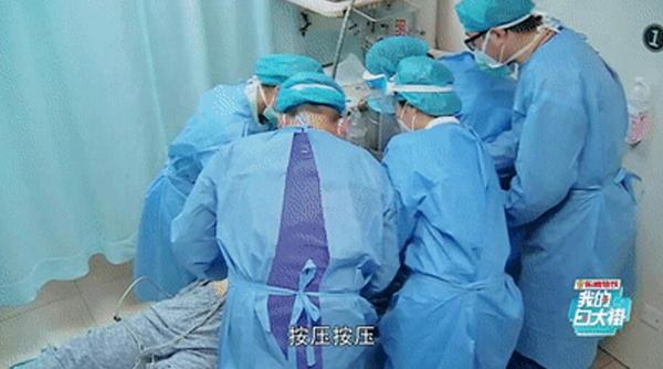 成为一名好医生到有多难?《我的白大褂》告诉你真相|中国日报网