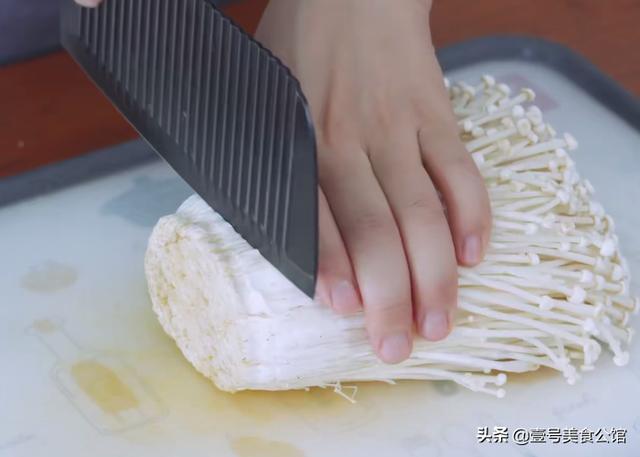 金针菇美味新吃法，简单3步就能上桌，香辣解馋，营养的居家美食