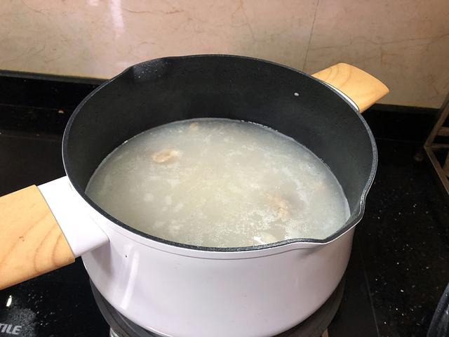 熬大骨汤，记住“2不放2诀窍”，汤汁浓白鲜美，味道香还没腥味