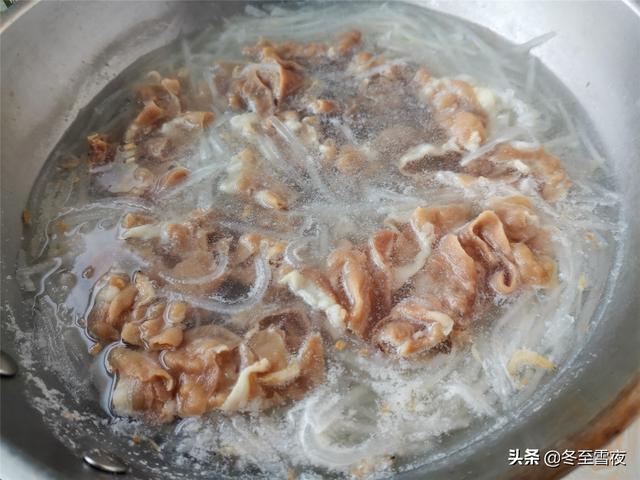 羊肉片别只会涮着吃，和这个食材是绝配，做成汤，营养味美又下饭