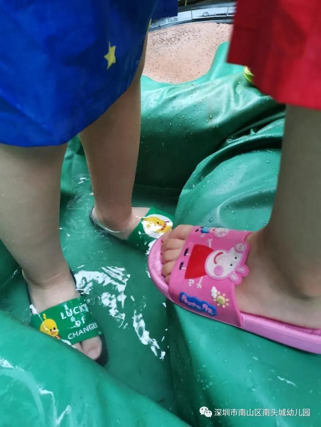 超级宝妈|谁说下雨天不能进行室外活动，这家幼儿园别出心裁做到了