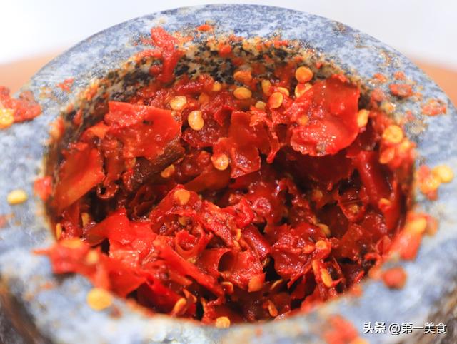 大厨教你做辣子鸡丁不出水，粒粒入魂！外酥有嚼劲，内部又滑嫩