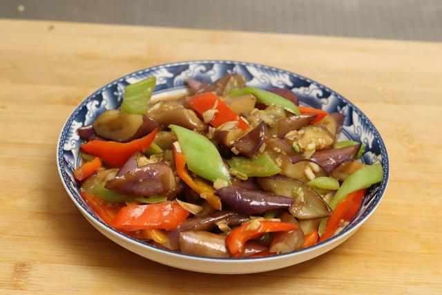 烧茄子时，不要先放油炒，大厨教你一招，茄子不发黑不吸油