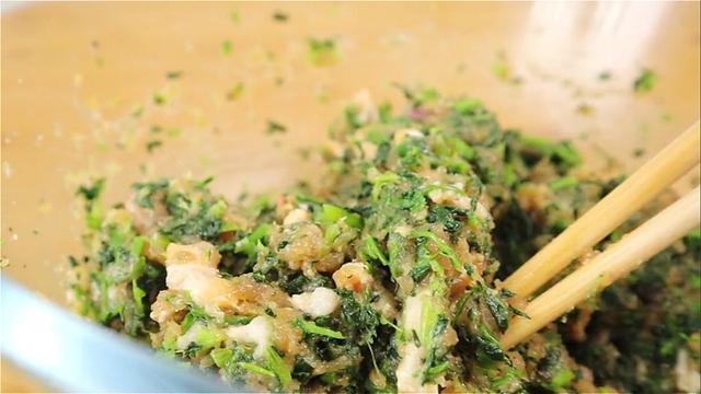 入冬了，我们家迷上吃这个，不和面不揉面，皮薄馅大，营养又美味