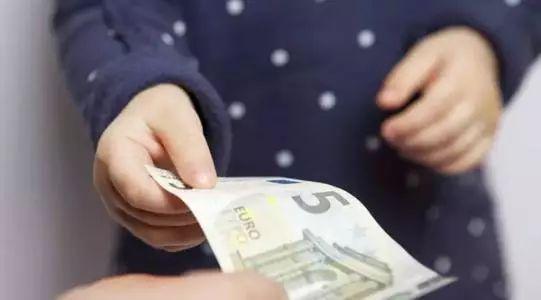 【你的育儿经】“一堆破纸片要550块？”熊孩子偷拿钱乱消费，妈妈怒斥商家退款