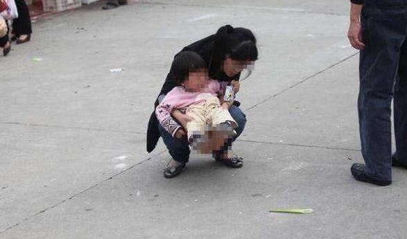 [你的育儿经]宝妈带3岁小孩出门玩，孩子随地大小便，却是奶奶教的？