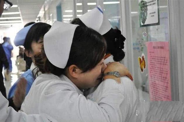 你的育儿经■孕妈生二胎不幸离世，5岁女儿在产房外不肯走，她的解释让人泪目