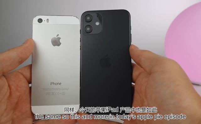iPhone12mini黑白两色上手，比一个三明治还轻