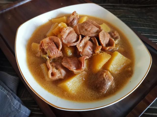 家庭版爆炒鸡胗的做法来了！鸡胗又脆又爽口，特别有嚼劲，超下饭哟