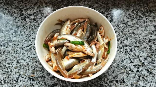 小鱼这样做，一口咬下去，连骨头都是酥酥的，还不怕鱼刺卡喉咙