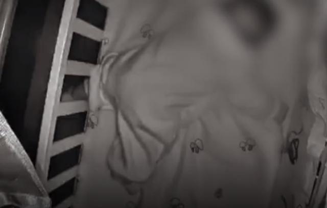 【你的育儿经】妈妈教3个月大女儿趴睡，孩子哭闹群友说没事，2小时后娃没了
