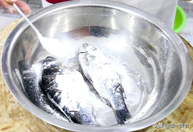 「吃天下」学会这道黄焖鲫鱼汤，孕妇小孩喝了身体倍儿棒