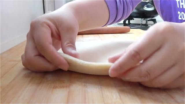 冬天的山药火了，加一碗面粉，不加水不加油，香甜松软，健脾益胃