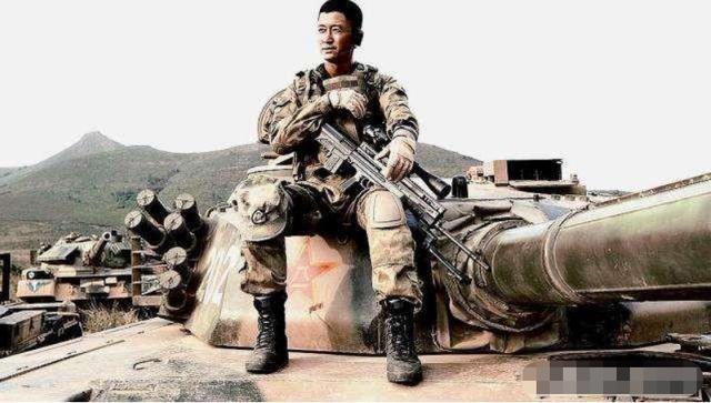 战狼：客车被炸毁时，谁注意到了墙上的广告？|影视交流地