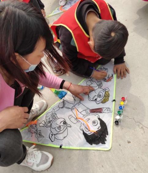 超级宝妈：孩子爱上涂鸦？家长了解涂鸦期的四个阶段，引导孩子更顺利