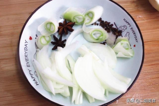 冬至多吃牛肉馅饺子，调料水和打馅不能忽略，教您2招，鲜嫩多汁