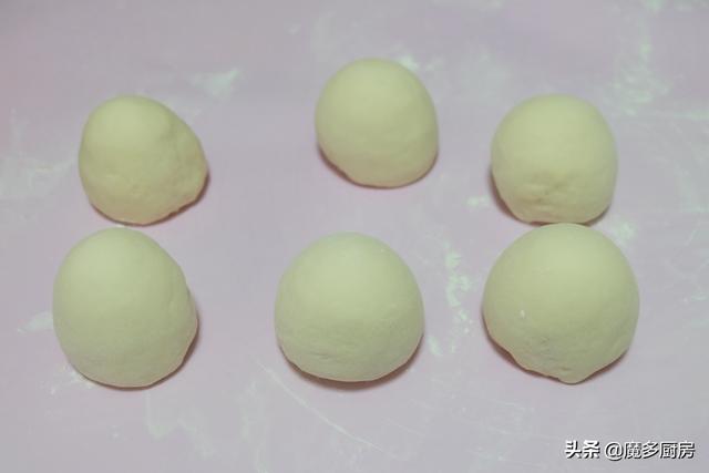 太香了，刚出炉的一盘大馒头，外焦里嫩，孩子们说比蒸的更好吃