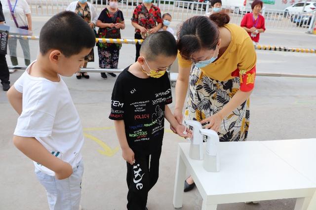 超级宝妈|击鼓庆祝、和“平安果”合影，金色悦城幼儿园孩子开学入园惊喜多