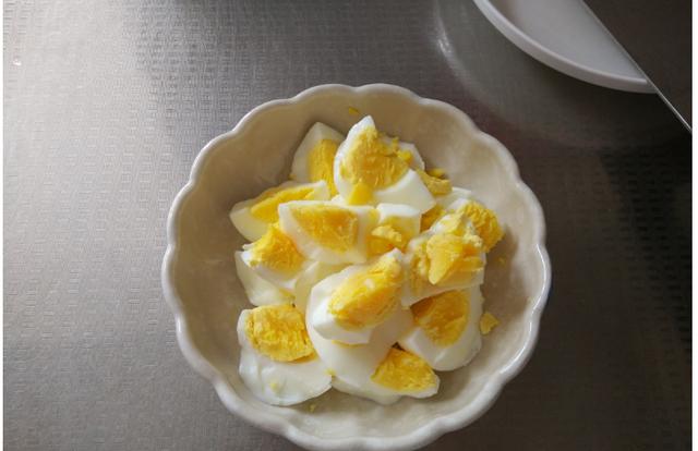 来到东北才知道，大蒜还有这吃法，跟鸡蛋一起吃，给红烧肉也不换