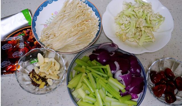 想吃麻辣香锅自己做，20元吃到撑，有荤有素，老公看了流口水