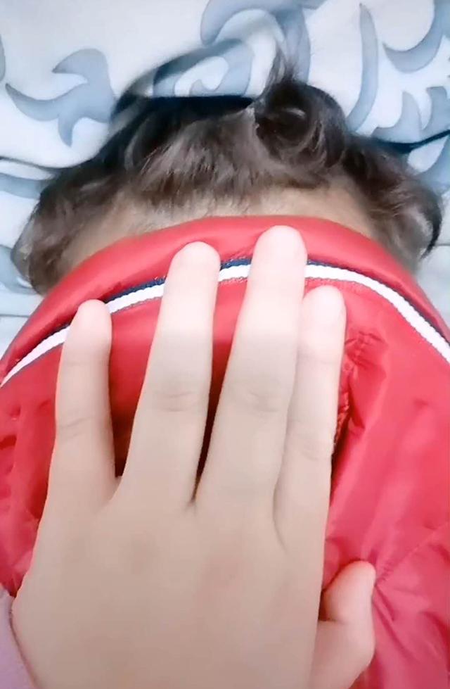 【超级宝妈】妈妈吐槽女儿额头占整张脸的50%，晒出照片后，网友们一阵错愕