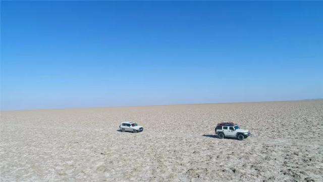过客■2车7人穿越罗布泊(3)前往罗布泊中心,受地磁干扰,连摔无人机