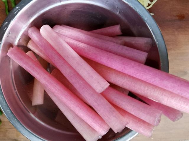 此菜少见但是营养很高，扔锅里炒一炒，清脆爽口真好吃