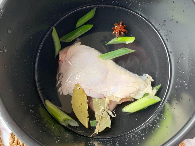 粤菜经典白切鸡，原汁原味皮爽肉滑，大厨：这个料汁拌什么都好吃