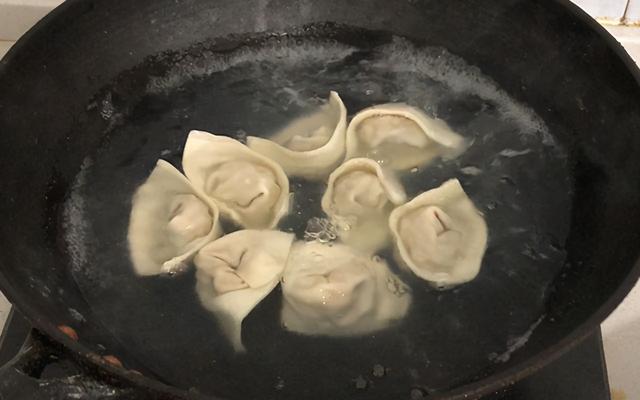 天越冷，晚餐越不能糊弄，来一碗热气腾腾的香菇馄饨，暖和又营养