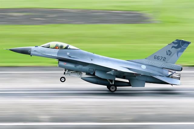 台湾f-16战机降落厦门?沈逸:真相到来之前,各方都在"讲故事"