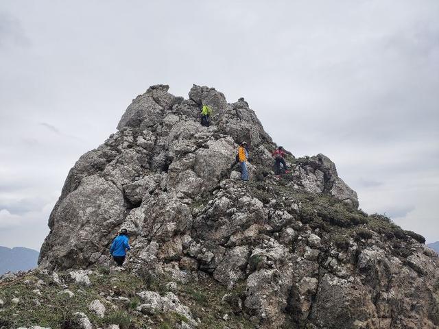 探访露骨山