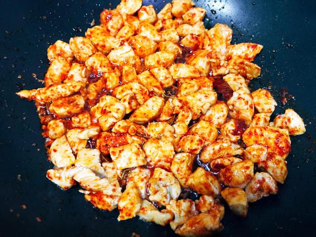 家常版的宫保鸡丁，做法简单，香辣开胃，看着就很有食欲