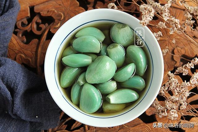 腌腊八蒜，只加醋是不够的，多加“两样”，2天就变绿，又脆又香