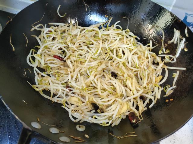 炒豆芽别只知道焯水，大厨教你一个妙招，豆芽不出水、脆爽又入味