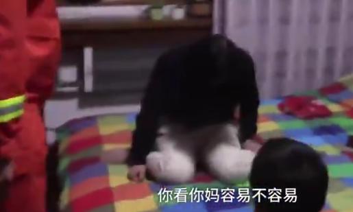 #你的育儿经#儿子不写作业，母亲气到跳楼相逼！被消防员劝阻，小孩下跪认错