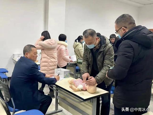 苗挺|学生救老师，成都一退休急救专家心脏骤停20分钟，4次命悬一线，急诊医护大多曾上过他的课