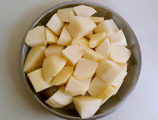 炖排骨时，有人先焯水有人直接炖？厨师长：做错了，教你正确做法