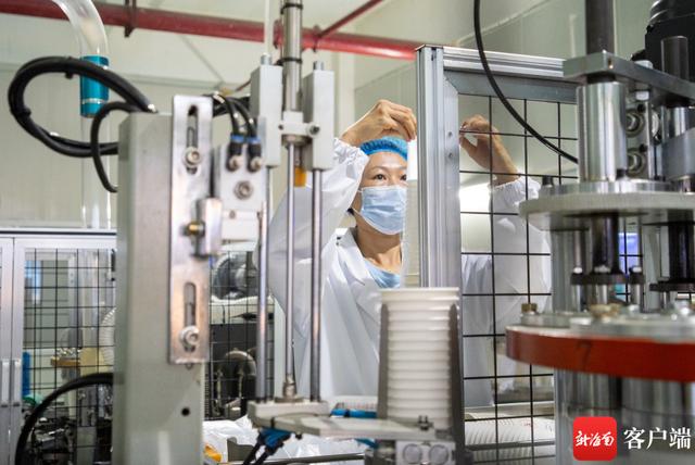 佳美|组图丨海南海口：全生物降解塑料制品企业订单增长赶工忙