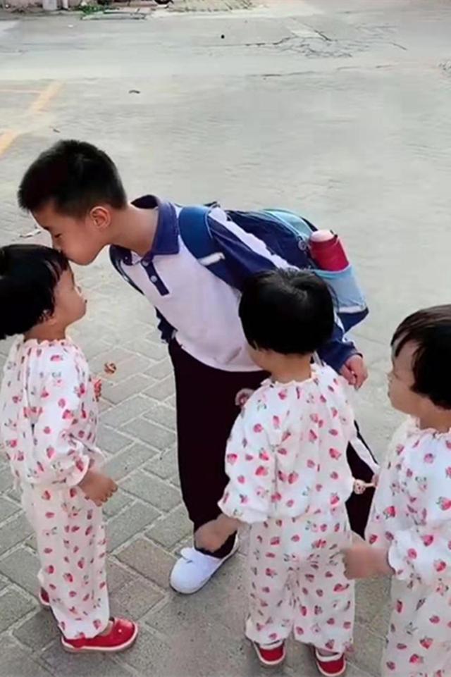 [你的育儿经]大宝吵着想要妹妹，结果一下来了3个，每天回家的欢迎仪式暖哭了