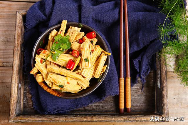 凉拌腐竹，口感软嫩超入味，做法简单的家常菜，少油的低脂美食