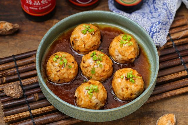 肉丸子不用油炸，蒸一蒸就上桌，香嫩好吃营养不流失，老少皆宜