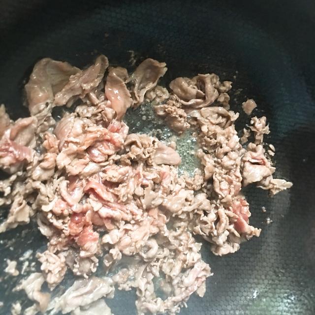 天冷多吃牛肉，滋补身体还御寒，做道简单的小炒牛肉，家人都爱吃