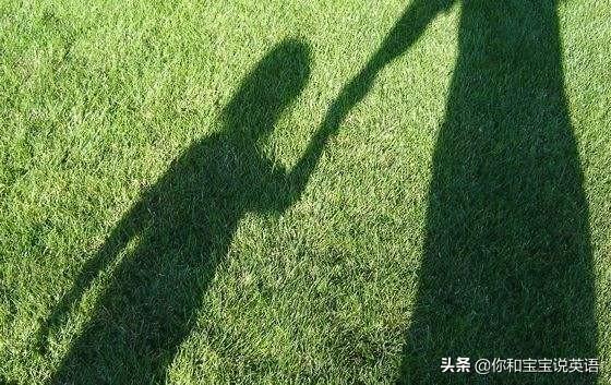 『超级宝妈』用英文和宝宝玩与影子有关的游戏，踩影子、用手影拼小鸟、大马！